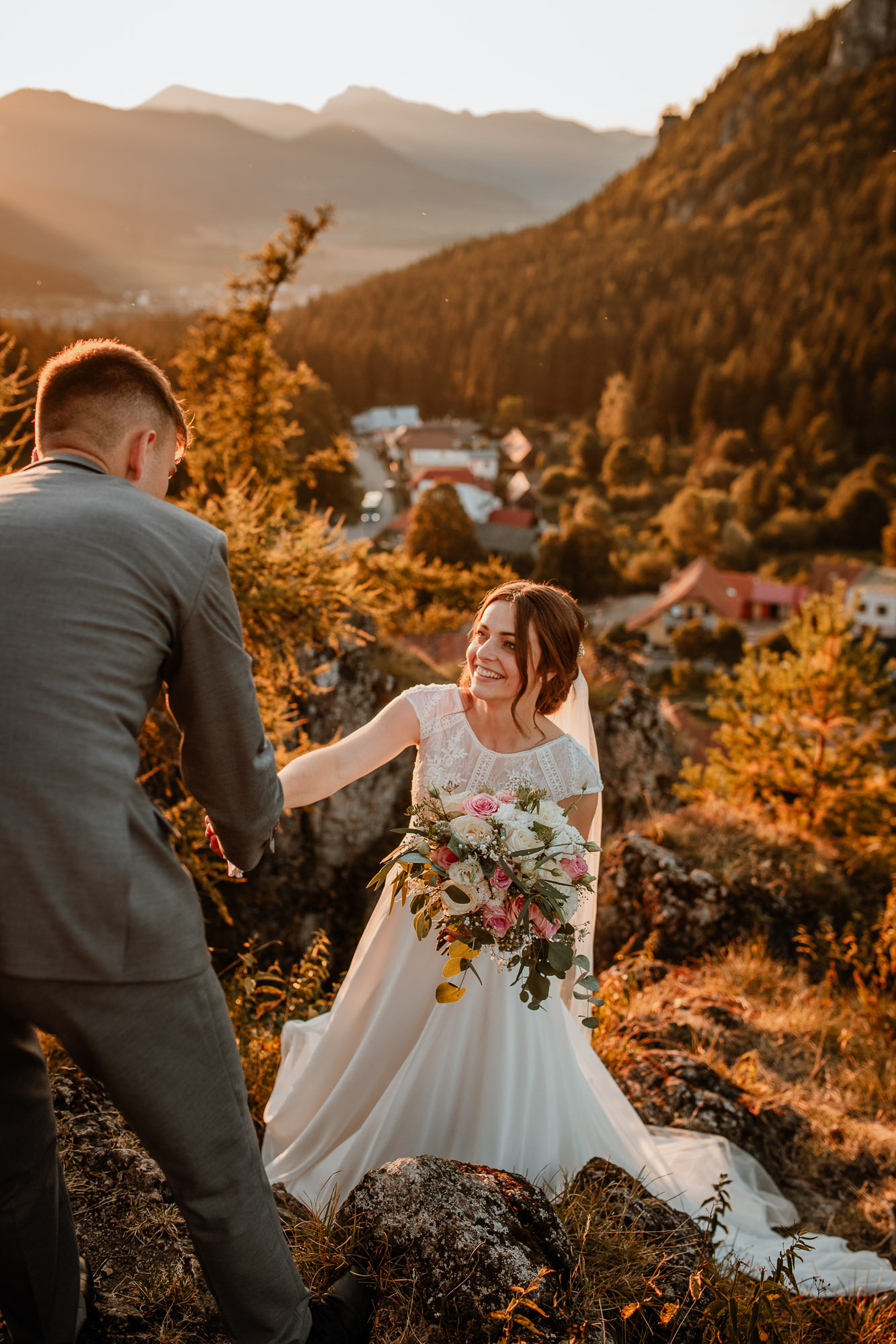 Komjatná – svadobné fotografie pri zlatej hodine.