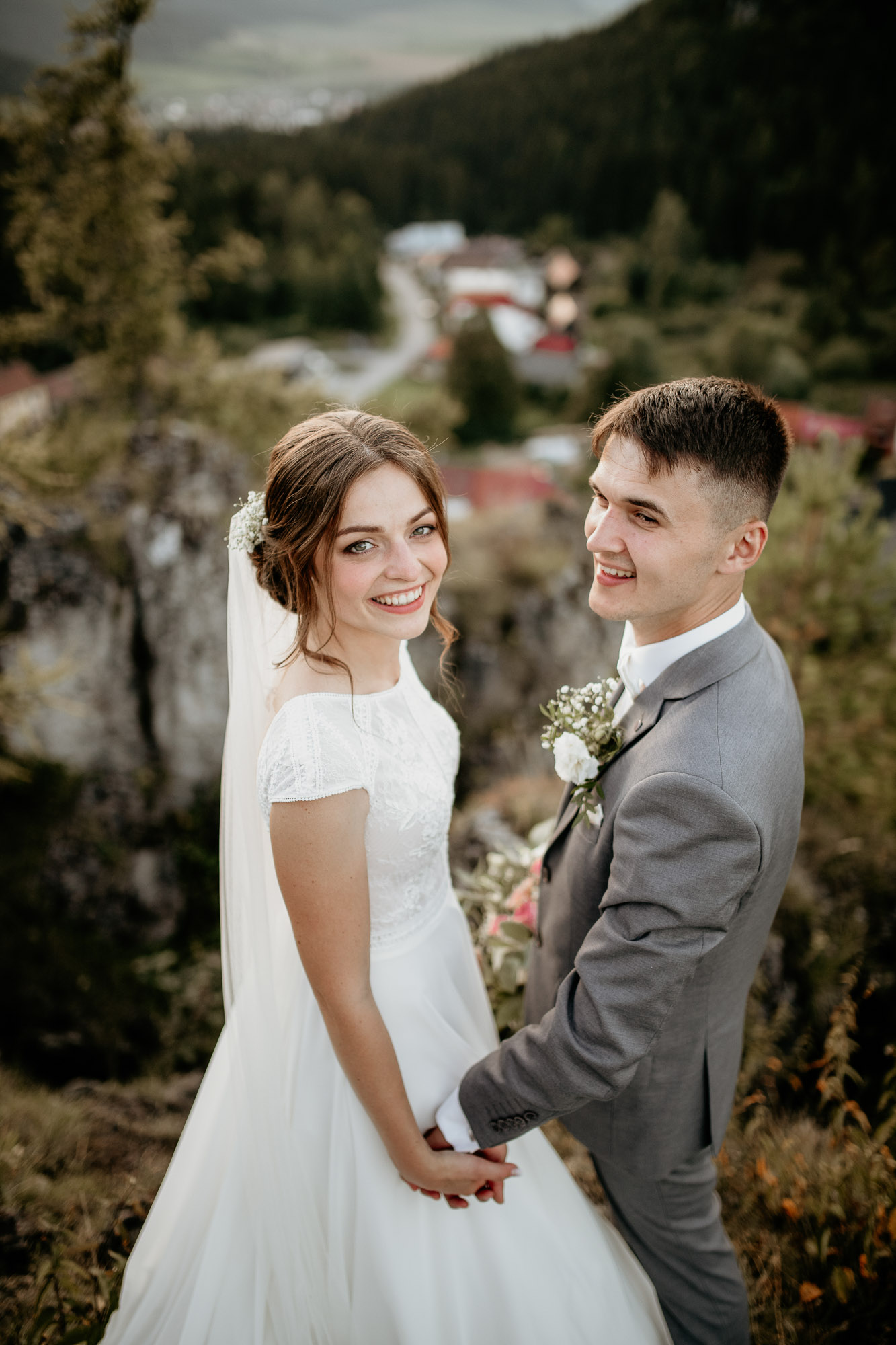 umelecké svadobné zábery pri skalách v Komjatnej