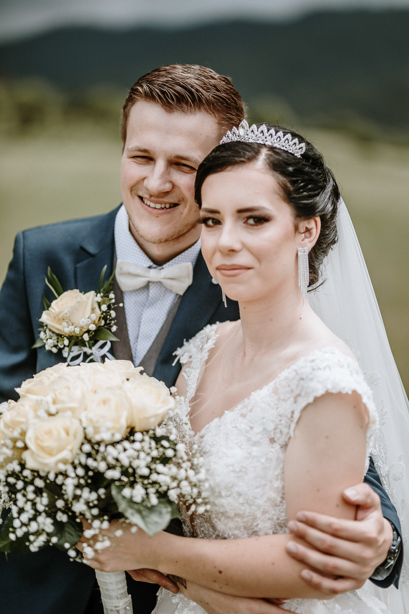Svadobný fotograf KNM: Nevesta a ženích pod tmavými mrakmi