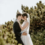 Romantický svadobný moment pri kosodrevine na svahoch.Veľkého Kriváňa.